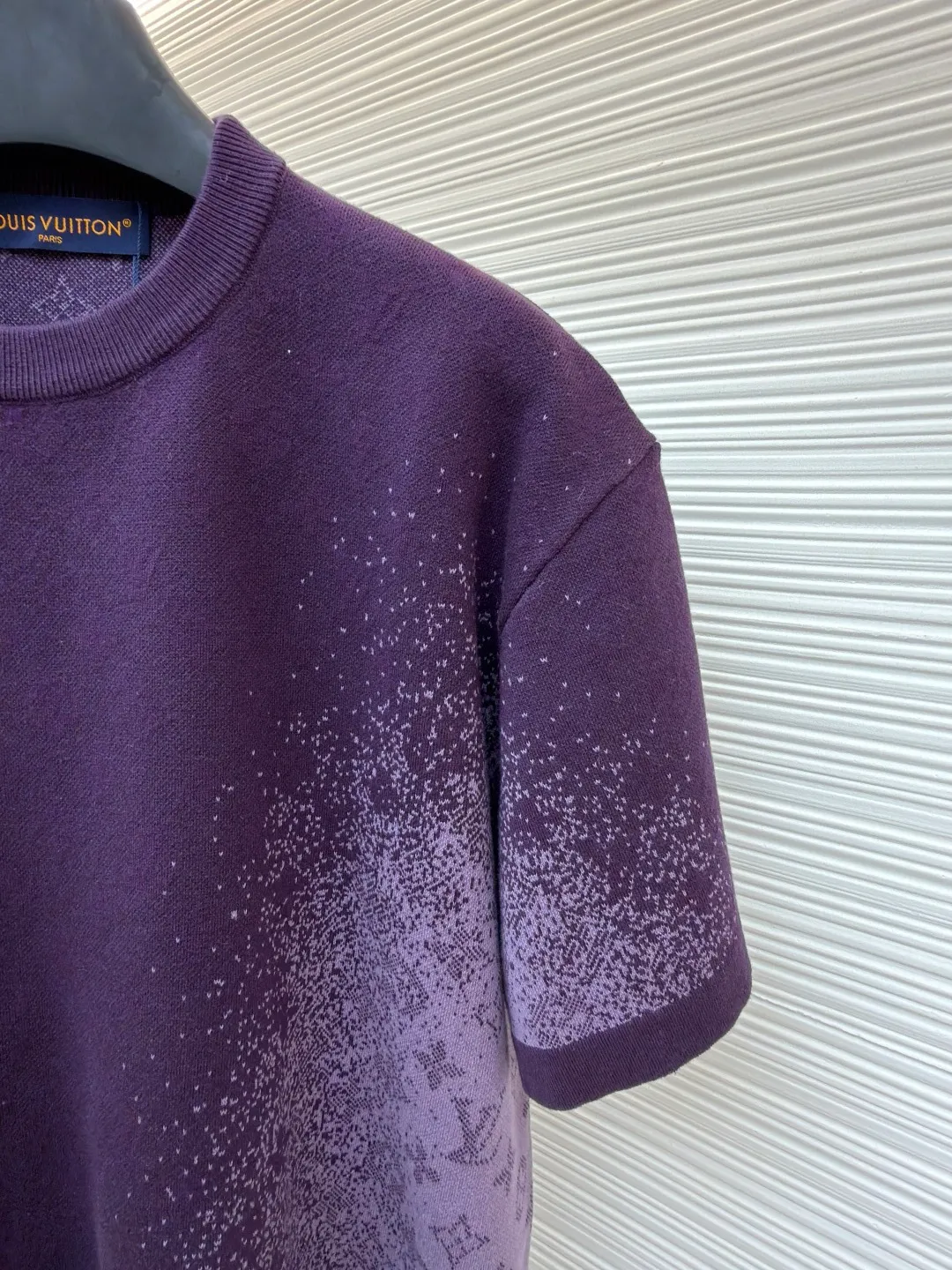 LOUIS VUITTON letter dark pattern jacquard gradient knitted sweater short sleeves ●Original version: purchased and developed for 11300 ●Item number: 1682321-A95 ●Fabric: cotton fabric ●Technology: knitted production ●Color: purple gradient ●Version: fitted version ●Weight: about 485 grams ●Size: S-M-L-XL ●Description: This Louis Vuitton purple knitted short-sleeve is woven with high-count worsted wool blended yarn. A 16-needle fine plain weave base is created by a double needle bed knitting machine to ensure that the fabric is stiff and skin-friendly. The body of the garment uses a gradient inkjet printing process, using digital inkjet printing technology with micron-level precision positioning, to attach purple-toned metallic glitter to the knitted surface in a gradient pattern from dark to light. The glitter particles are treated with high-temperature color fixation, making them resistant to friction and not easy to fall off. The neckline adopts double-layer ribbing process, which is not easy to deform after pre-shrinking treatment. The shoulders are designed with seamless one-piece raglan sleeves to reduce seam friction. The overall cut is a micro-profile off-shoulder version, combined with invisible side slits, which not only ensures wearing comfort, but also presents a high-end three-dimensional wearing effect. Every craft detail is polished in accordance with the brand's strict quality control standards. The overall wiring is straight and delicate, the fabric is comfortable and soft, and the color is consistent without color difference. It can be matched with the same style to create a fashionable look and control various occasions. Customized accessories, complete with three standards, same style for men and women!